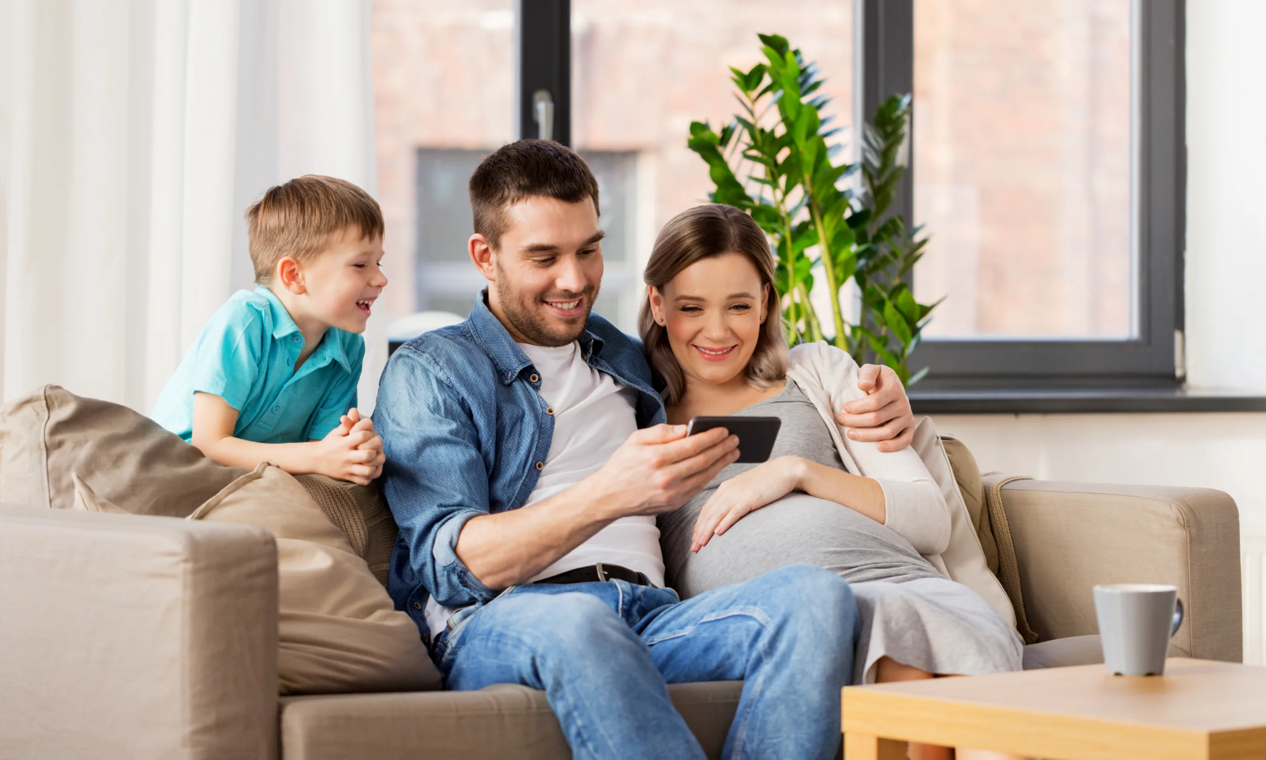 Família conversando sobre as vantagens da energia solar por assinatura da Evolua