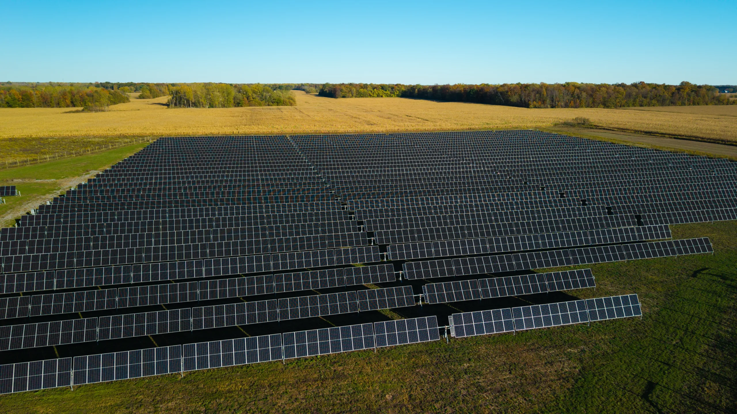 Vista aérea de usina de energia solar que gera energia para os planos de assinatura da Evolua